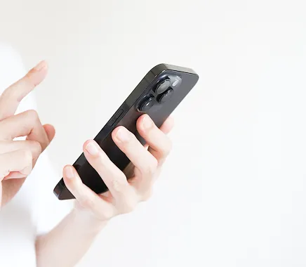 フォーム・LINE・電話で査定を依頼する様子