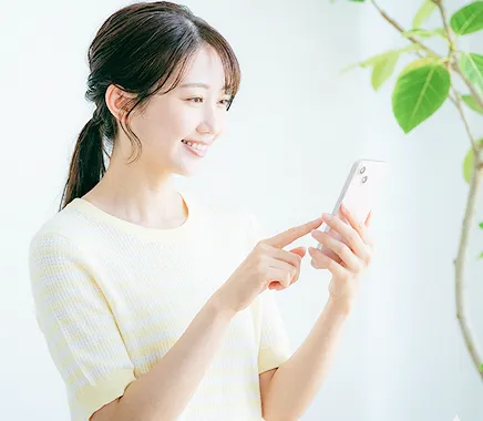 査定後にお振込みを確認する様子